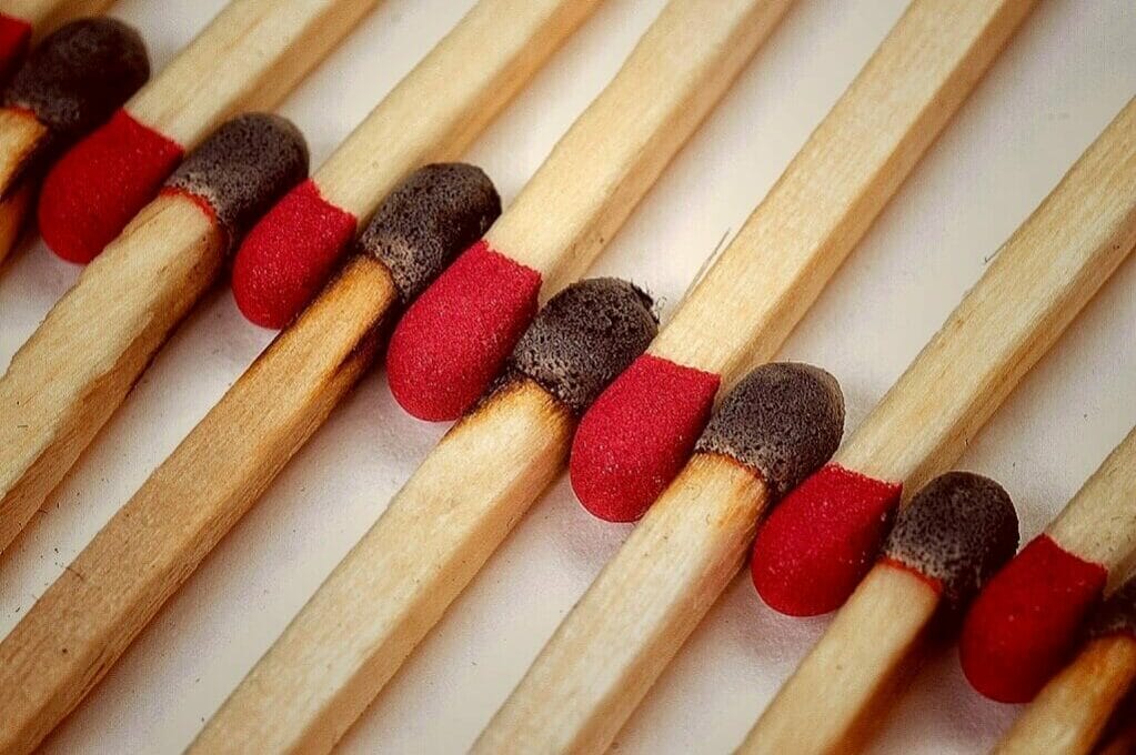 Picture of matches with black and red match heads lined up in an alternating color pattern