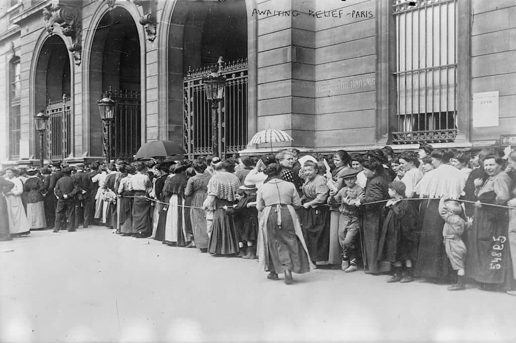 vintage photo circa 1914 of people standing in line