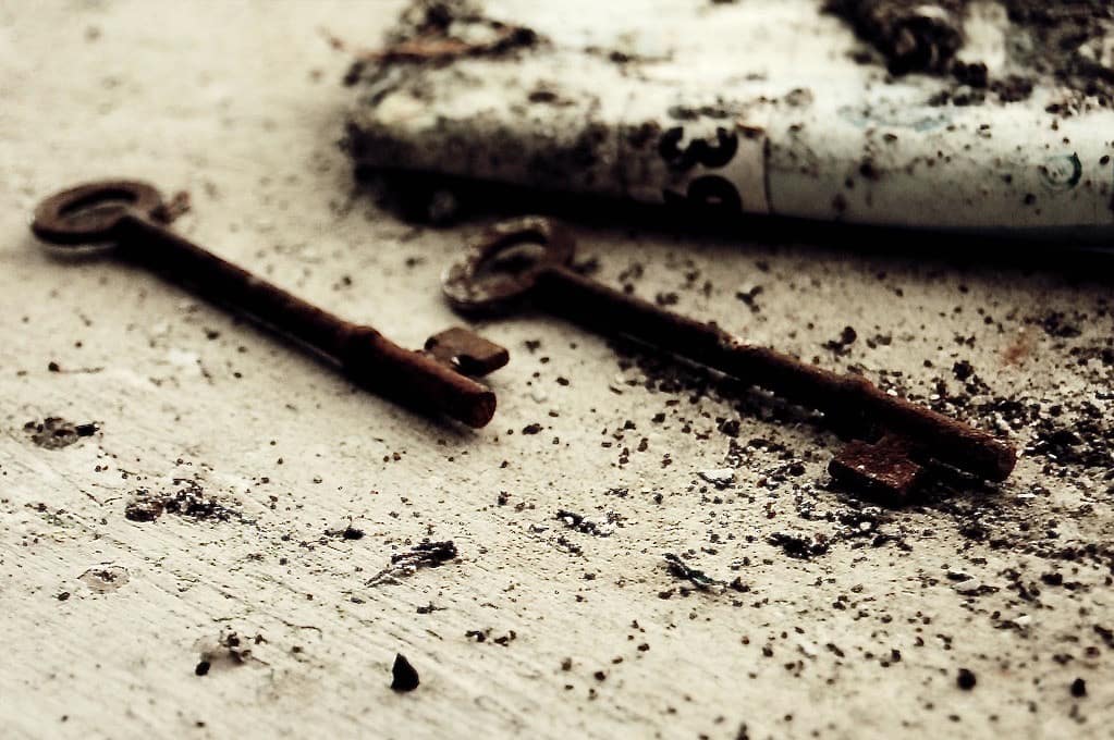 photo of rusty keys